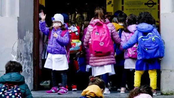 Scuola, in Italia crolla il numero degli alunni: si allontana il rientro a casa dei docenti fuorisede e la stabilizzazione dei precari