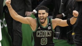 Playoff Nba, Tatum sulla sirena: Boston batte Brooklyn. Ok Milwaukee, Miami e Phoenix