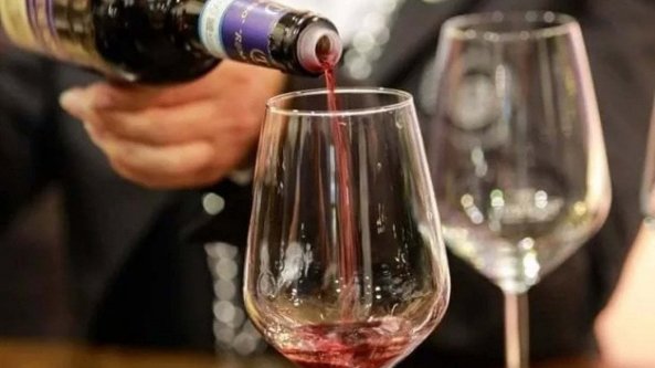 Non demonizzate il vino: bevuto con moderazione fa bene, lo dicono i dati