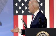 Gaffe di Biden: finito il discorso si volta per stringere la mano, ma non c'è nessuno al suo fianco