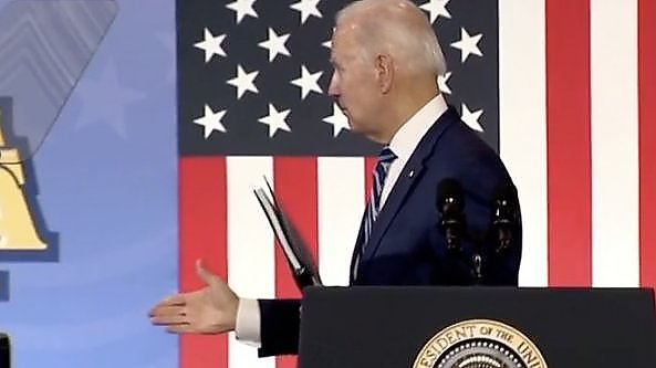 Gaffe di Biden: finito il discorso si volta per stringere la mano, ma non c'è nessuno al suo fianco