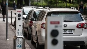 Auto elettrica, ecco le dieci regioni con più colonnine di ricarica ma 6 su 10 sono al nord