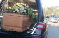 Carro funebre nel dirupo con parrocco a bordo: 