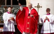 Vaticano, il Papa torna sul sagrato della Basilica: 