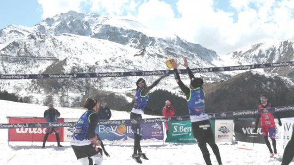 Battute e schiacciate sotto rete e sulla neve: ecco i primi scudetti italiani dello Snow Volley