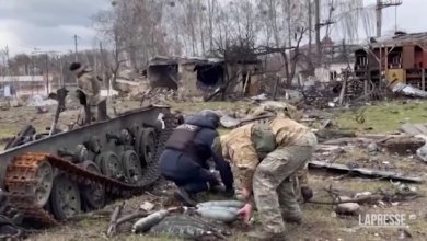 Gli artificieri in azione: centinaia di ordigni disinnescati dopo la ritirata dei russi