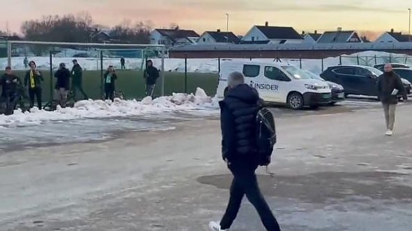 Mourinho preso a palle di neve: lo Special One si rifugia nel bus