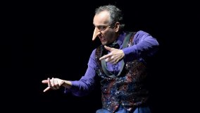 'Cyrano' si fa musical con cilindro, piume e paillettes