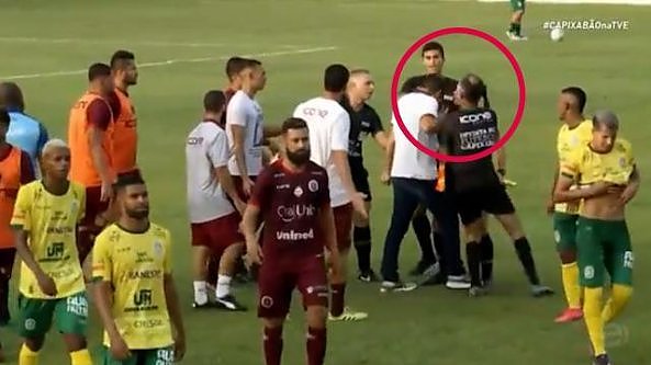 Rissa in campo: l'allenatore dà una testata alla guardalinee