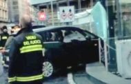 Napoli, un'auto finisce nel vano ascensore della metropolitana Duomo