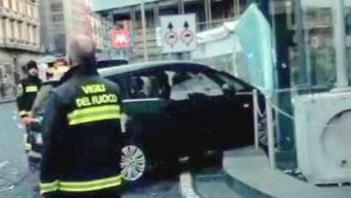 Napoli, un'auto finisce nel vano ascensore della metropolitana Duomo