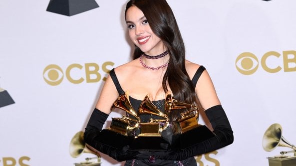 Grammy Award, interviene Zelensky. Tutti i premi e i premiati: da Jon Baptiste a Bruno Mars e Olivia Rodrigo