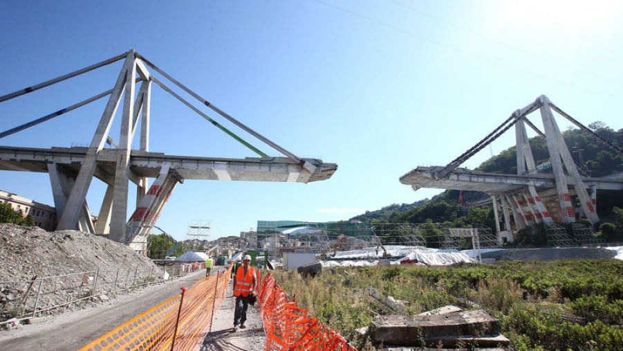 Ponte Morandi, in mattinata i rinvii a giudizio. I familiari: 