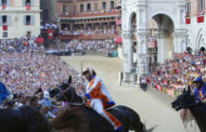 Le figurine che a Siena fanno 'correre' i cavalli del Palio e i senesi  