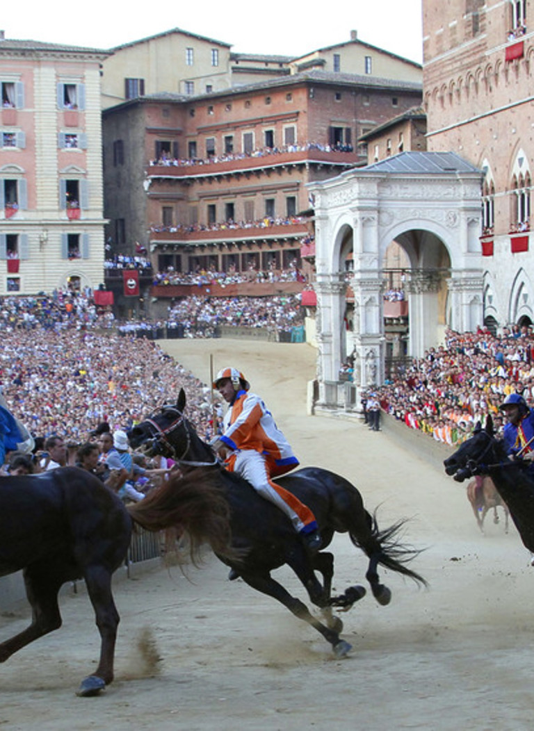 Le figurine che a Siena fanno 'correre' i cavalli del Palio e i senesi  