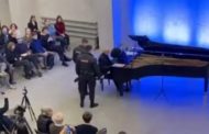 La polizia fa irruzione e interrompe il concerto contro la guerra del pianista Alexei Lubimov