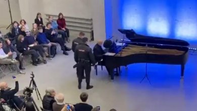 La polizia fa irruzione e interrompe il concerto contro la guerra del pianista Alexei Lubimov