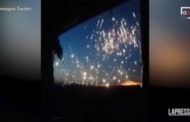 Raid russo nel Lugansk: le bombe alla termite illuminano a giorno il cielo notturno