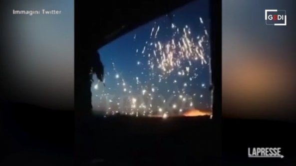 Raid russo nel Lugansk: le bombe alla termite illuminano a giorno il cielo notturno