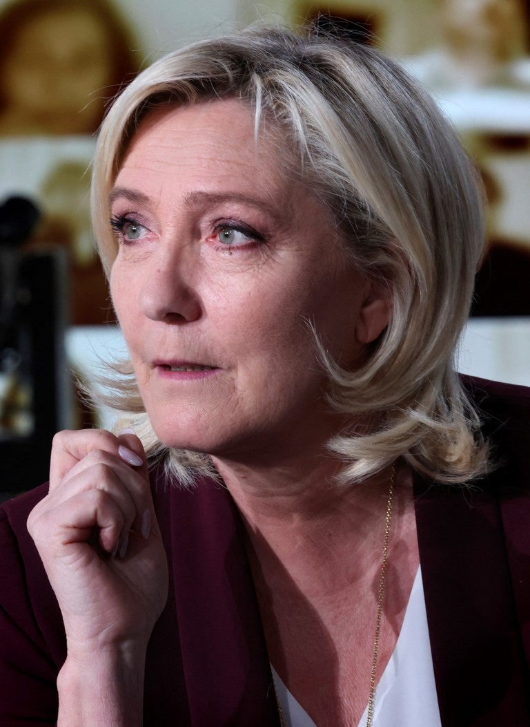 Su Facebook Le Pen ha già vinto le elezioni