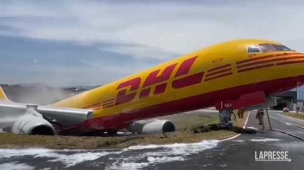 Cargo Dhl si spezza in due durante atterraggio di emergenza