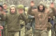 Soldati ucraini si arrendono alle truppe di Mosca: le immagini della tv di stato russa