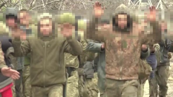 Soldati ucraini si arrendono alle truppe di Mosca: le immagini della tv di stato russa