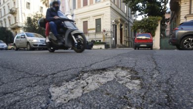 Il conto delle buche: 6 milioni di risarcimento danni a Roma