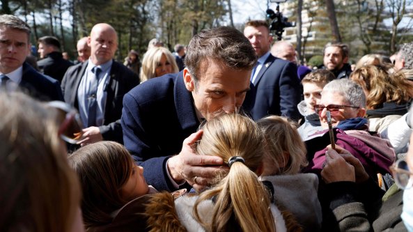 Elezioni in Francia, alle 12 ha votato il 25,48% degli elettori. Calo rispetto alle presidenziali del 2017