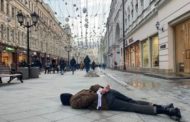 A Mosca un attivista inscena una protesta mimando il massacro di Bucha