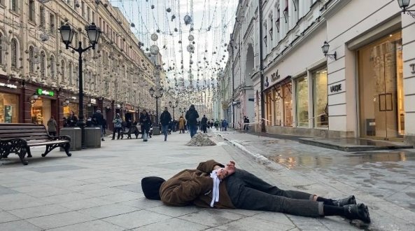 A Mosca un attivista inscena una protesta mimando il massacro di Bucha