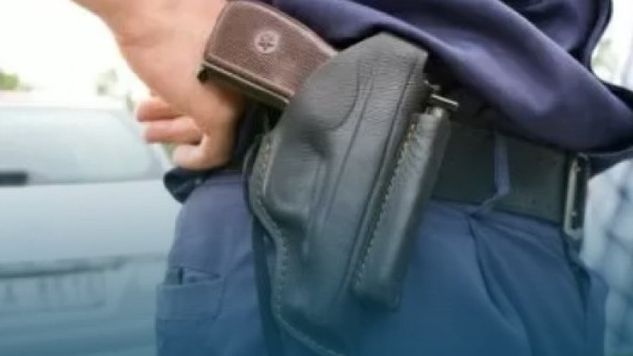 Genova, revenge porn contro la ex: ritirata la pistola a un agente della penitenziaria