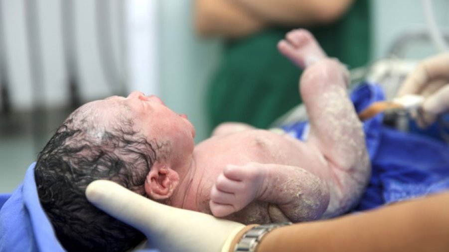 Bimbi han fretta di nascere, due donne partoriscono in strada