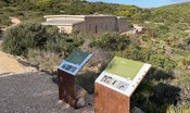 Lo strano caso del 'Rifugio di mare' sulla falesia in Sardegna