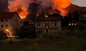 Le immagini dell'incendio che ha distrutto il bosco sul lago Maggiore