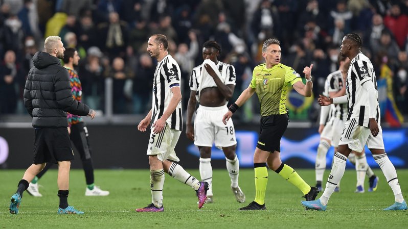 In Serie A decide tutto il Var: gli arbitri non fischiano, aspettano consigli dalla regia