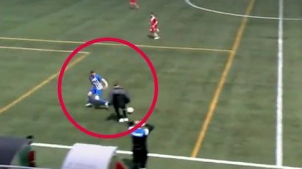 L'allenatore entra in campo e ferma l’azione durante un contropiede, la furia della squadra avversaria