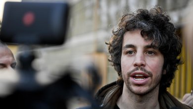 Mattia Santori e l'intervento in consiglio comunale sulle oche uccise dai cani: critiche e ironie social