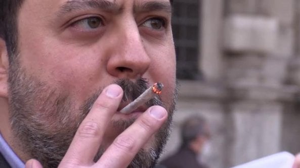 Il consigliere Pd Nahum fuma marijuana davanti al Comune: 