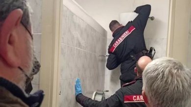 Carabinieri trovano pistola nel bagno dell'Usb. 