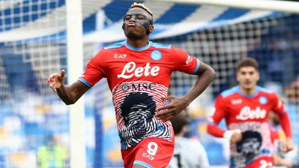 Napoli, Osimhen si ferma in allenamento. Poi tranquillizza i tifosi: 