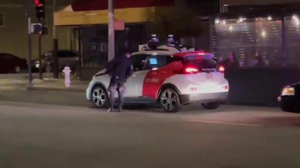 La polizia ferma un taxi a guida autonoma ma non sa che fare