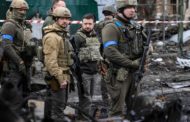 Ucraina-Russia, le news di oggi dalla guerra.  Zelensky a Bucha. Ritrovata stanza per la tortura. Ue: 