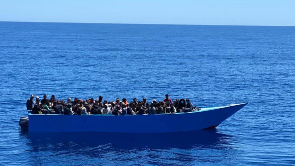 Lampedusa, sbarchi senza sosta: oltre 800 migranti sull'isola in 48 ore. Martello: 