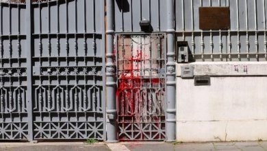 Vandalizzata l' ambasciata  russa: imbrattato l'ingresso con vernice rossa