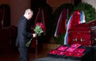 Putin depone un mazzo di rose sulla tomba del leader liberaldemocratico Zirinovskij