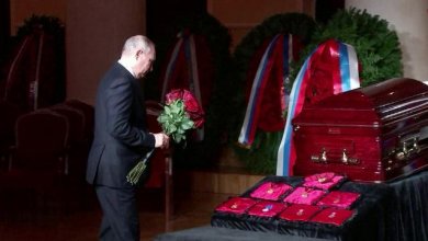 Putin depone un mazzo di rose sulla tomba del leader liberaldemocratico Zirinovskij