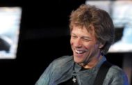 Jon Bon Jovi per l'Ucraina: mezzo milione di dollari per i rifugiati. A Odessa la resistenza sulle note di 'It's my life'