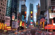 New York, esplosioni a Times Square: panico tra la gente ma sono solo due tombini