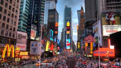 New York, esplosioni a Times Square: panico tra la gente ma sono solo due tombini